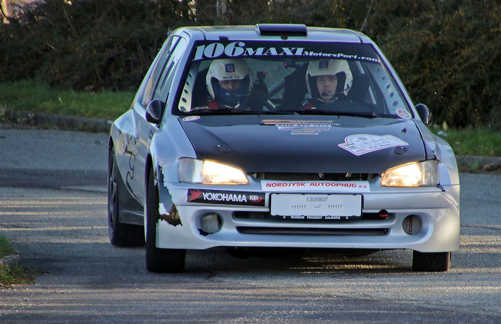 Peter og Knud Jørgen Larsen gav fuld gas i deres Peugeot 106 MAXI
(Foto: Allan Post)